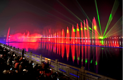 “大美江(jiang)油•韻律涪江”水上(shang)音樂噴(pen)泉燈光秀
